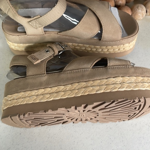 UGG
Women's Natural Aubrey Flatform Sandals Sz 9 (color sand) - Picture 7 of 11